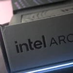 Hộp card đồ họa Intel Arc B580 với logo thương hiệu và dòng chữ Intel Arc trên nền đen, minh họa cho card đồ họa Intel thế hệ mới.