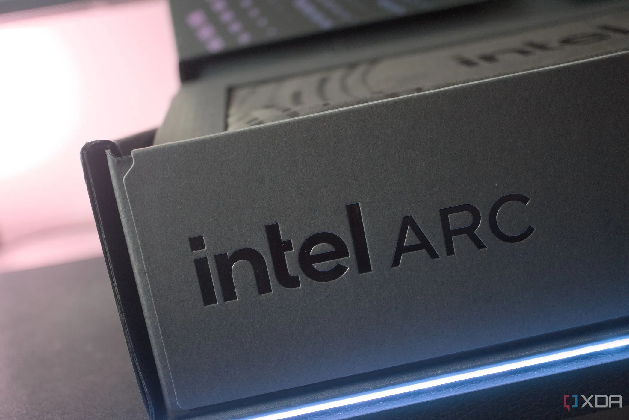 Hộp card đồ họa Intel Arc B580 với logo thương hiệu và dòng chữ Intel Arc trên nền đen, minh họa cho card đồ họa Intel thế hệ mới.