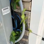 Hộp đấu nối và cáp mạng CAT5e, cáp đồng trục lộn xộn bên ngoài tường nhà