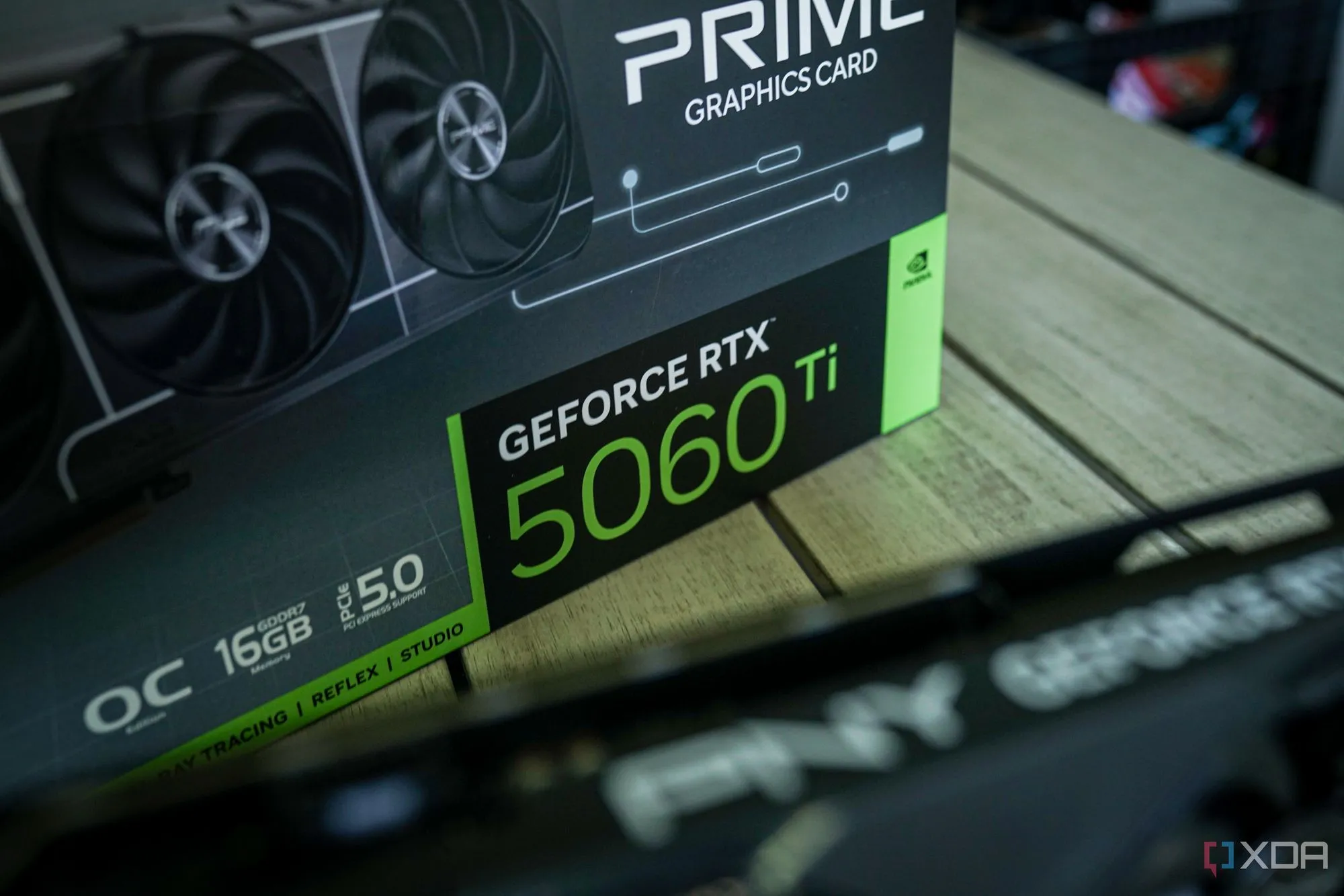 Hộp sản phẩm card đồ họa Nvidia GeForce, minh họa công nghệ DLSS và hiệu năng vượt trội.