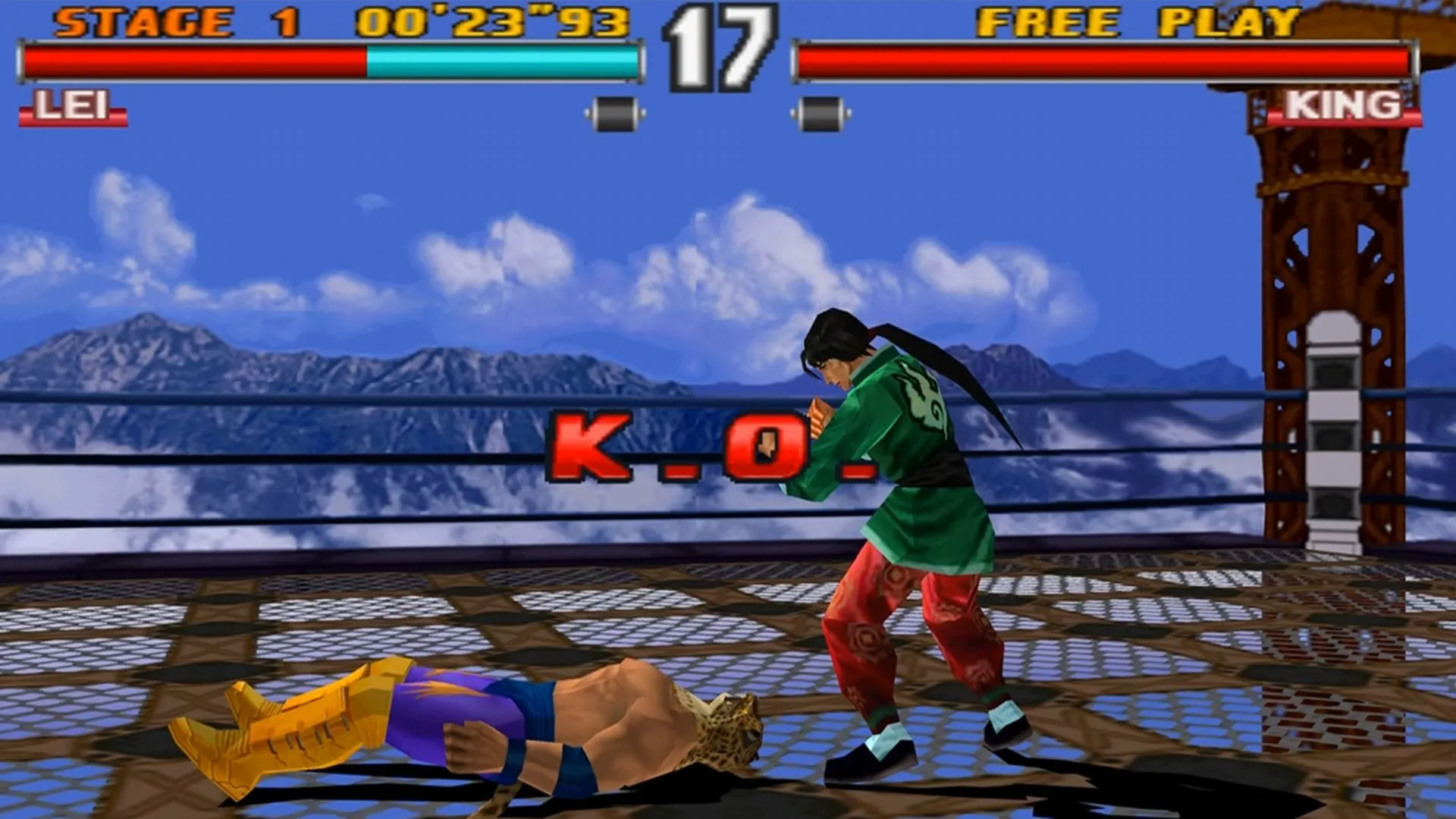 Khoảnh khắc cuối trận đấu giữa King và Lei trong game đối kháng Tekken 2 trên PlayStation.