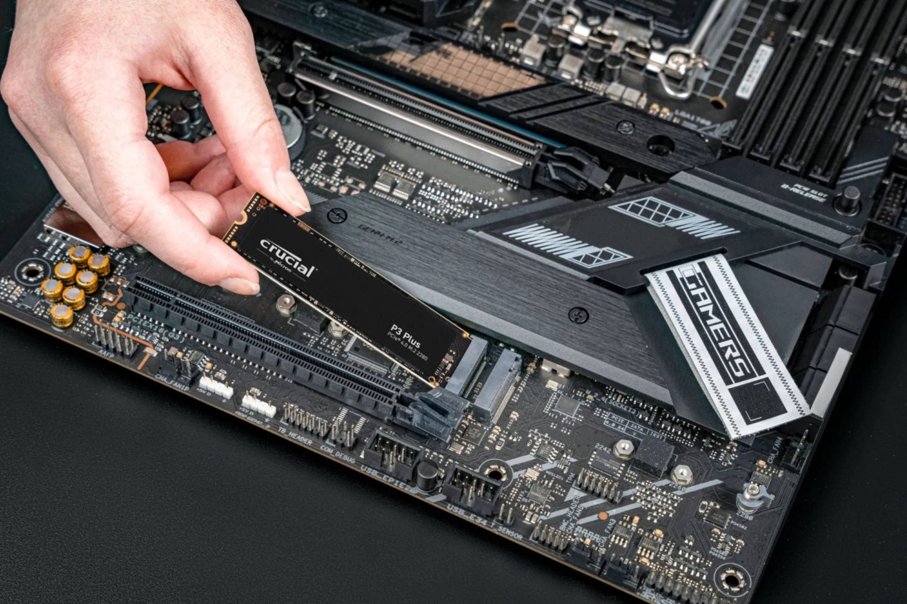 Lắp đặt SSD NVMe Crucial P3 Plus PCIe M.2 2280 vào khe cắm trên bo mạch chủ