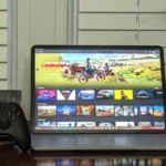 Laptop đang chạy dịch vụ Nvidia GeForce Now Ultimate, cạnh đó là bộ điều khiển Xbox