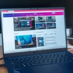 Laptop hiển thị giao diện Windows 11 và menu ngữ cảnh