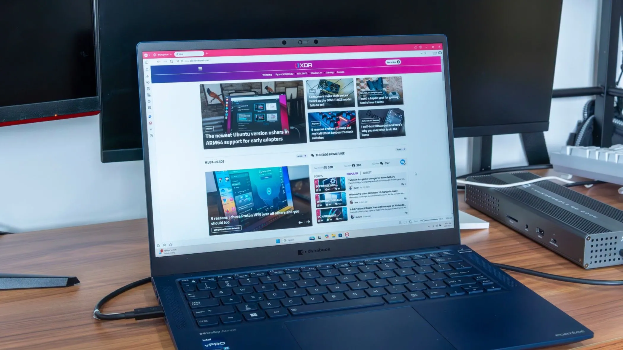 Laptop hiển thị giao diện Windows 11 và menu ngữ cảnh