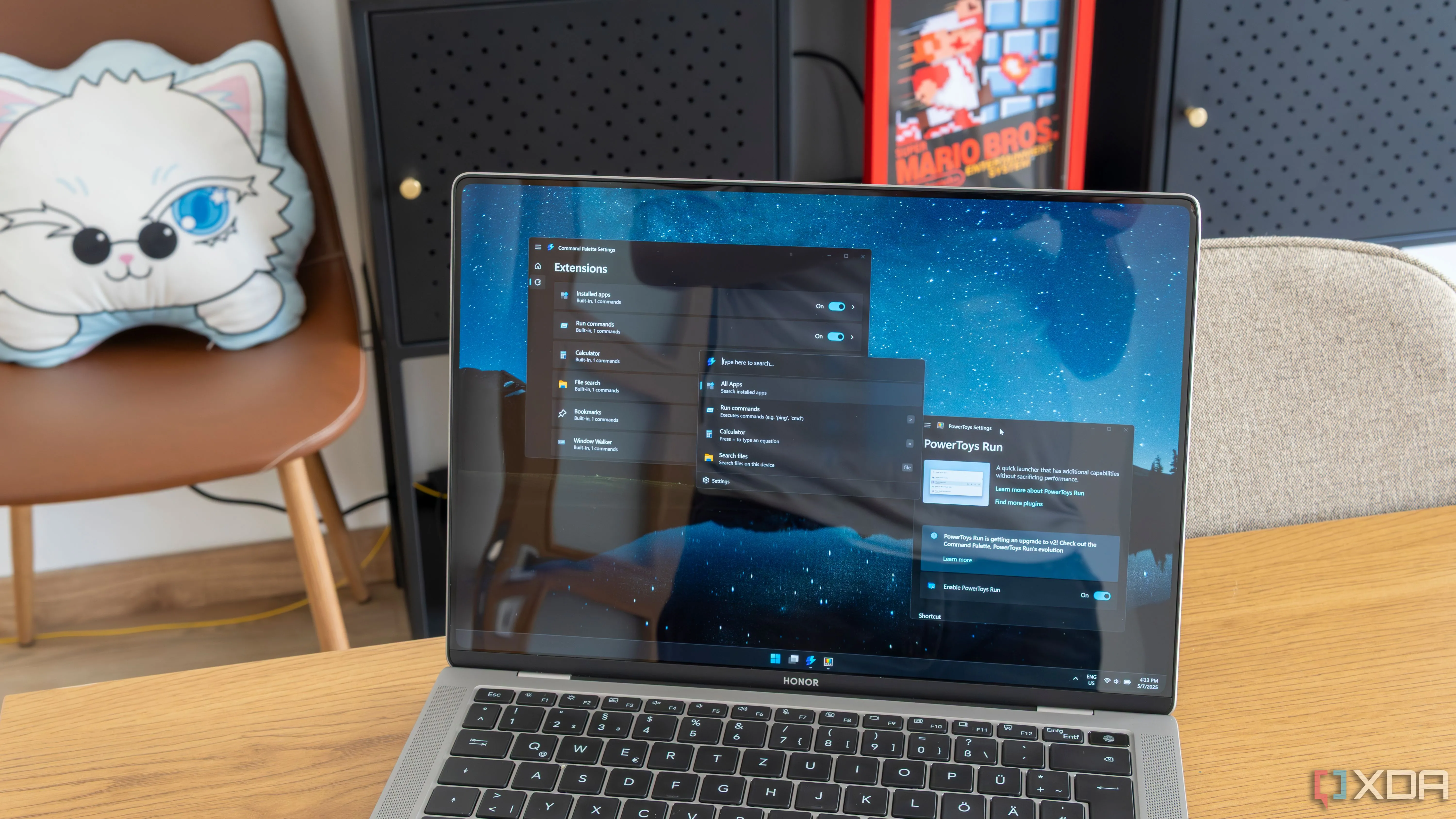 Laptop hiển thị PowerToys Run và Command Palette, cùng cài đặt liên quan
