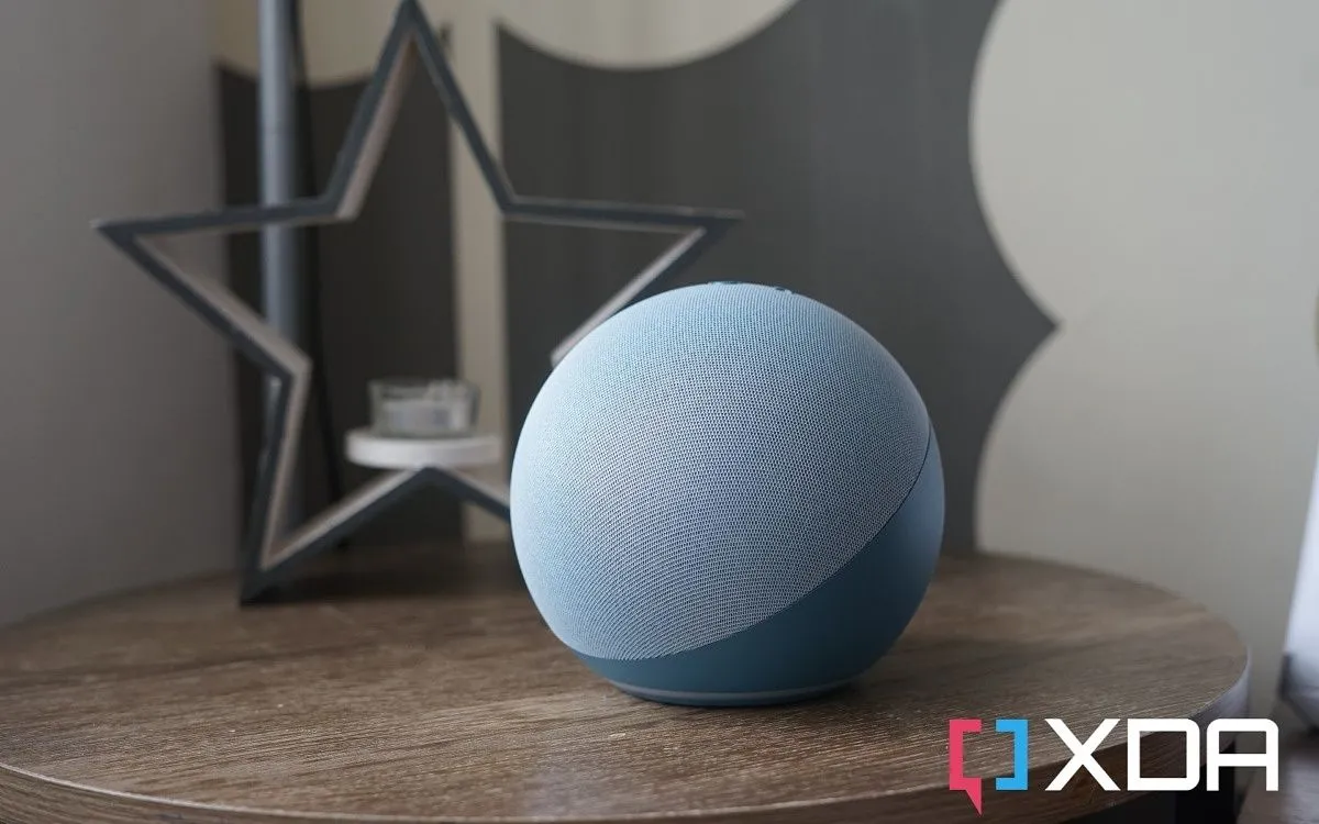Loa thông minh Amazon Echo màu xanh đậm trên nền tối