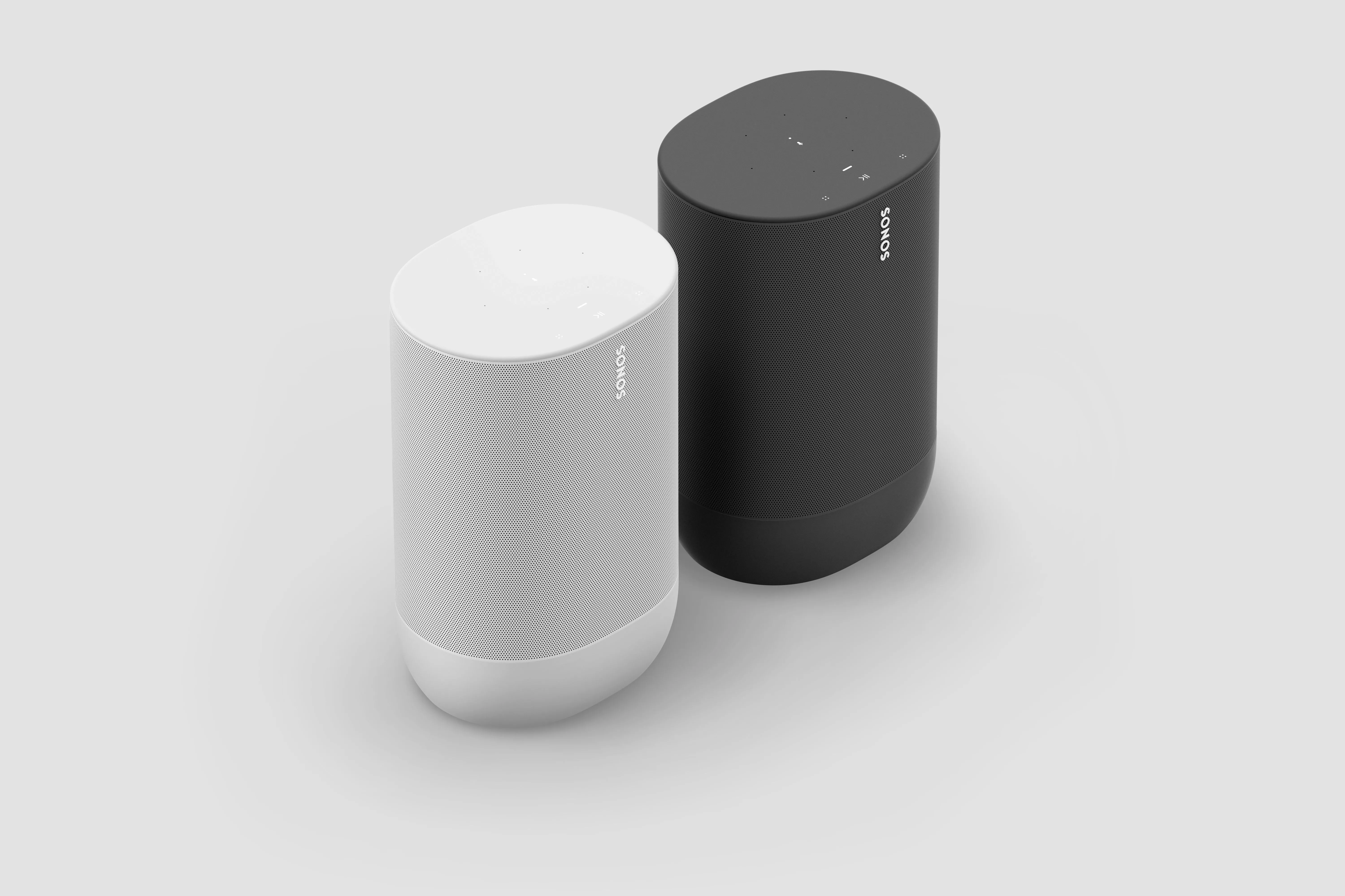 Loa thông minh di động Sonos Move 2 màu đen đặt trên bề mặt tối