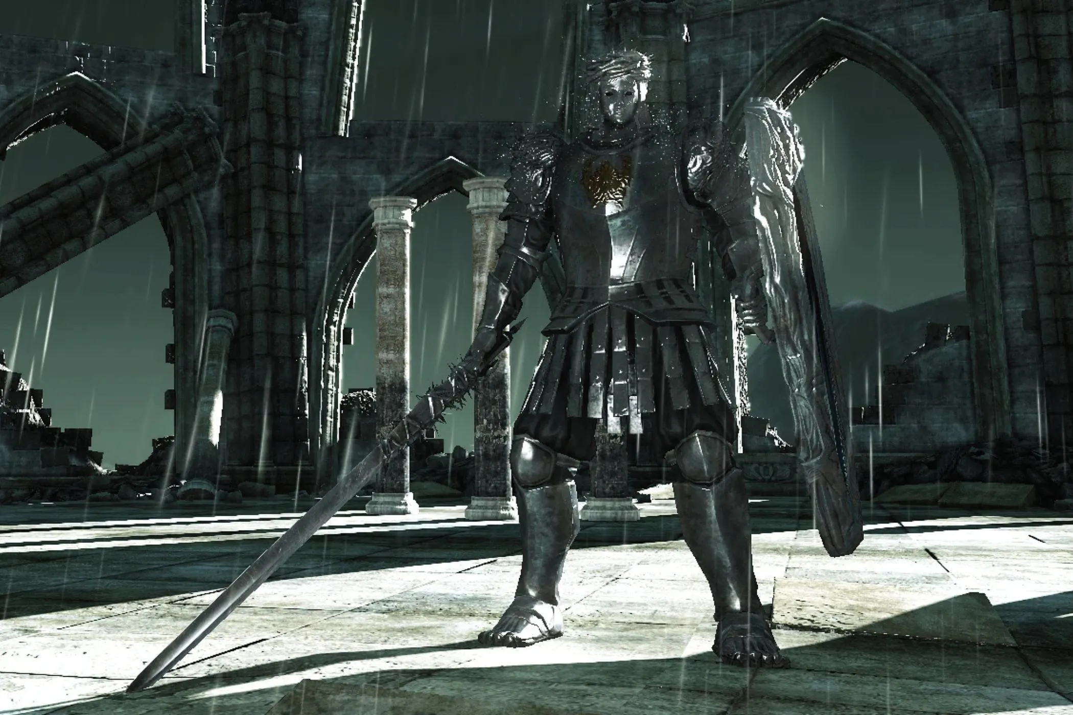 Looking Glass Knight, chiến binh giáp kính hùng vĩ, đứng trên nóc lâu đài đổ nát dưới mưa, biểu tượng của sự phản chiếu trong Dark Souls 2.
