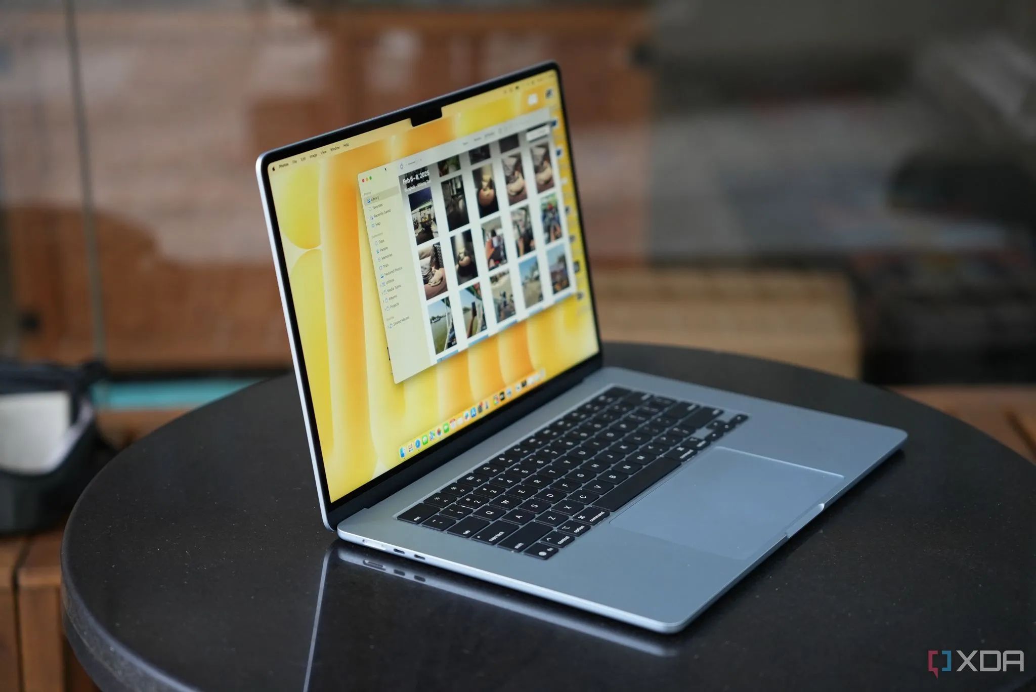 MacBook Air M4 (2025) màu vàng ánh sao đặt trên bàn gỗ
