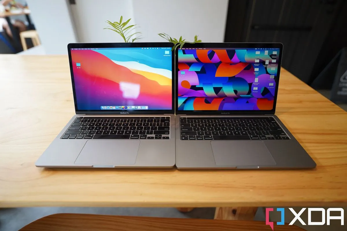 MacBook Pro 13 inch (Intel 2020) và MacBook Pro 13 inch (M2 2022), minh họa quá trình chuyển đổi chip của Apple