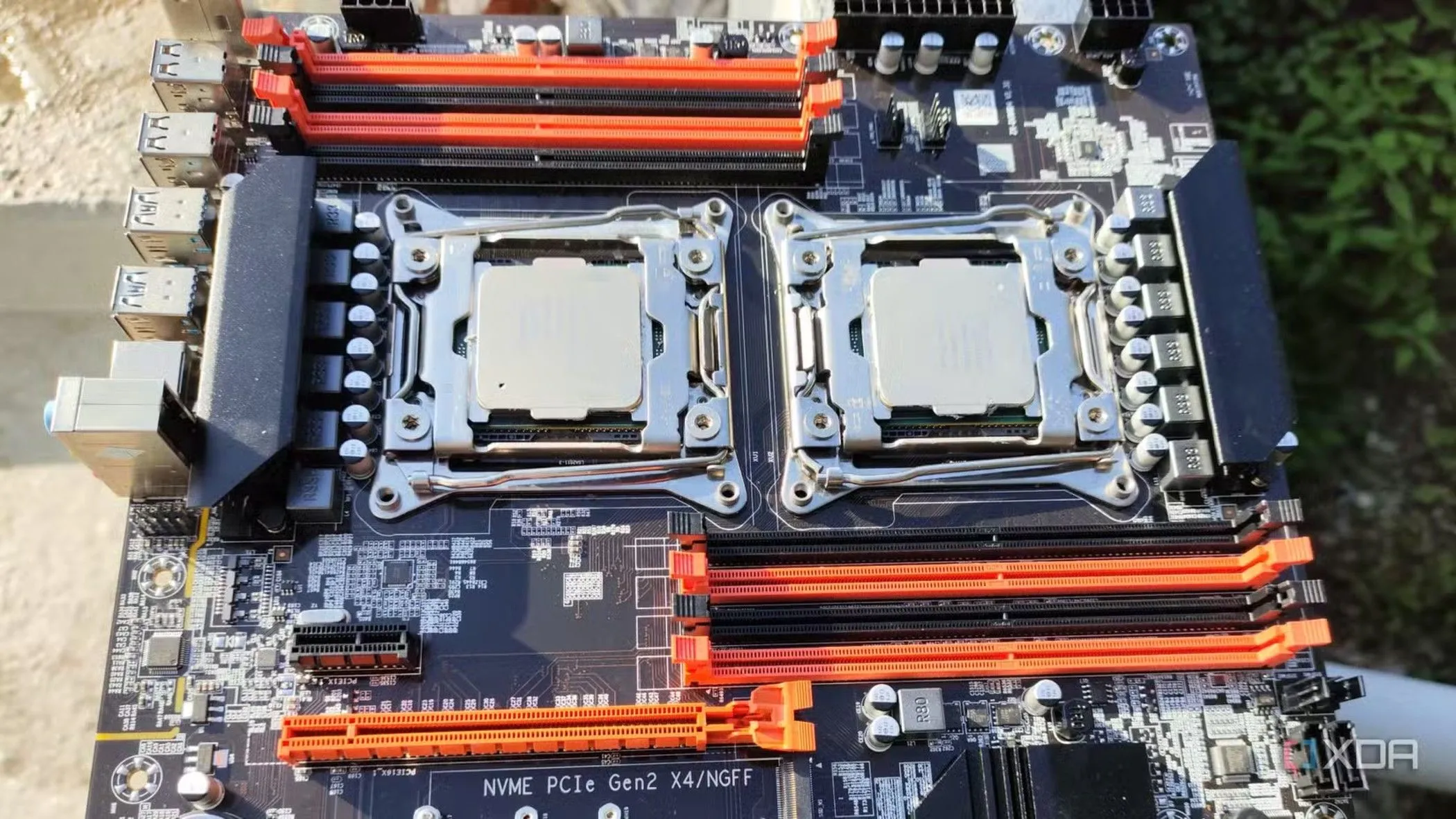 Mainboard server và chip Xeon minh họa linh kiện điện tử được miễn thuế nhập khẩu từ Mỹ