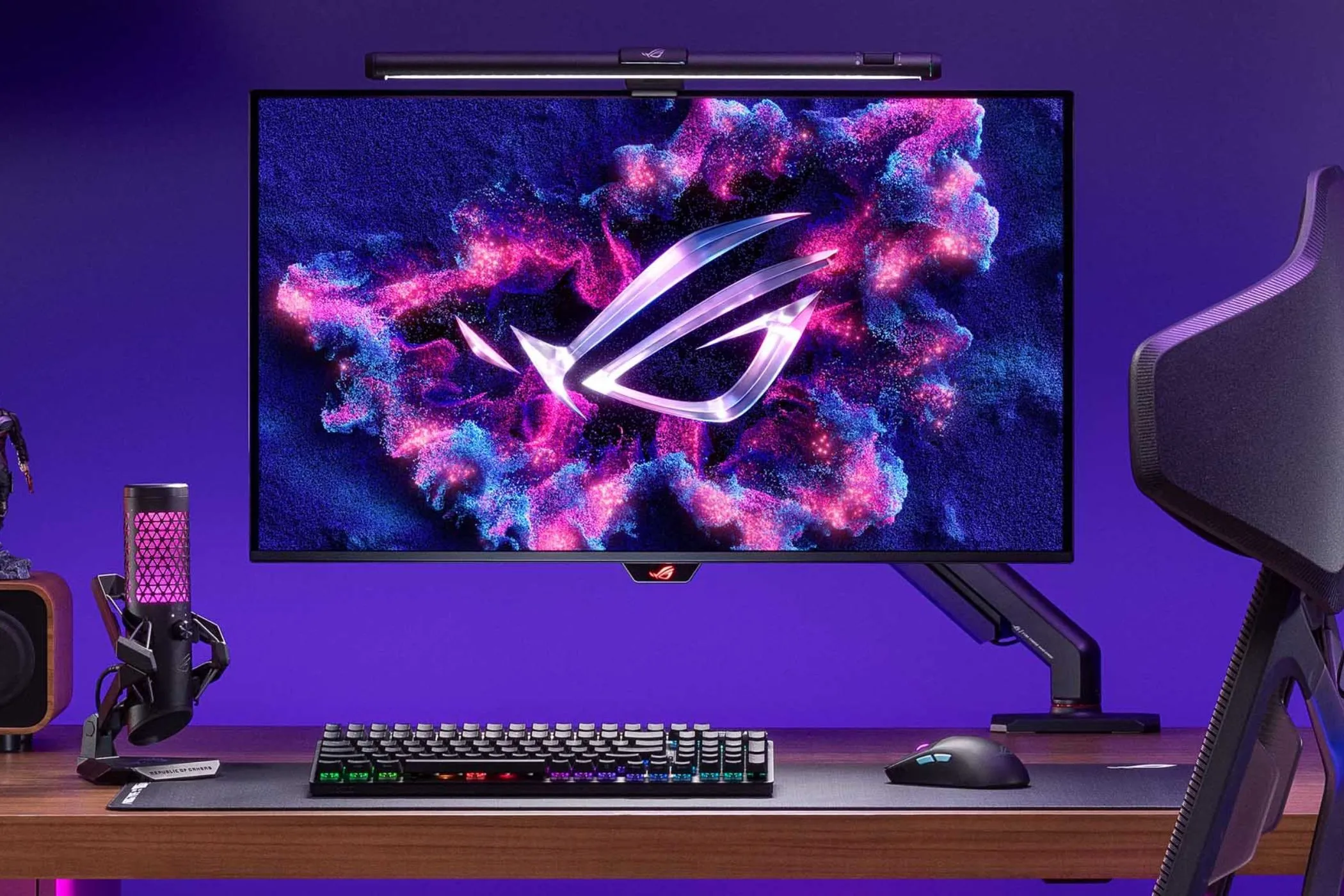 Màn hình Asus ROG Swift OLED PG32UCDM trên chân đế thiết kế đặc trưng, làm nổi bật khả năng hiển thị