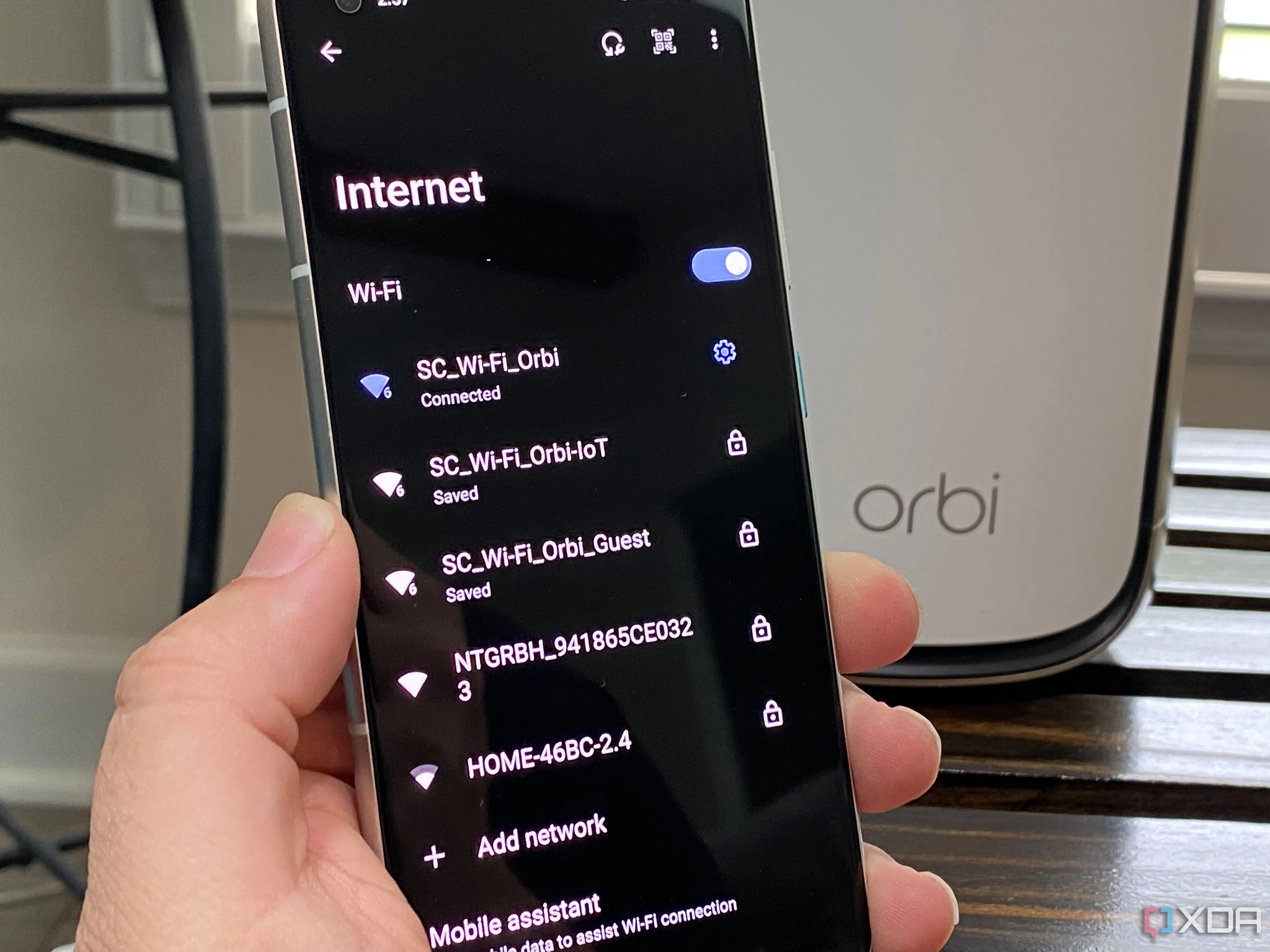 Màn hình điện thoại Android hiển thị tùy chọn mạng của router di động Netgear, nhấn mạnh khả năng tạo hotspot di động và quản lý kết nối.