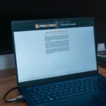 Màn hình laptop hiển thị quá trình cài đặt Proxmox VE trên thiết bị Ugreen NAS