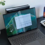 Màn hình laptop Windows 11 hiển thị trình giám sát hiệu suất, minh họa khả năng tối ưu tài nguyên của Smart App Control