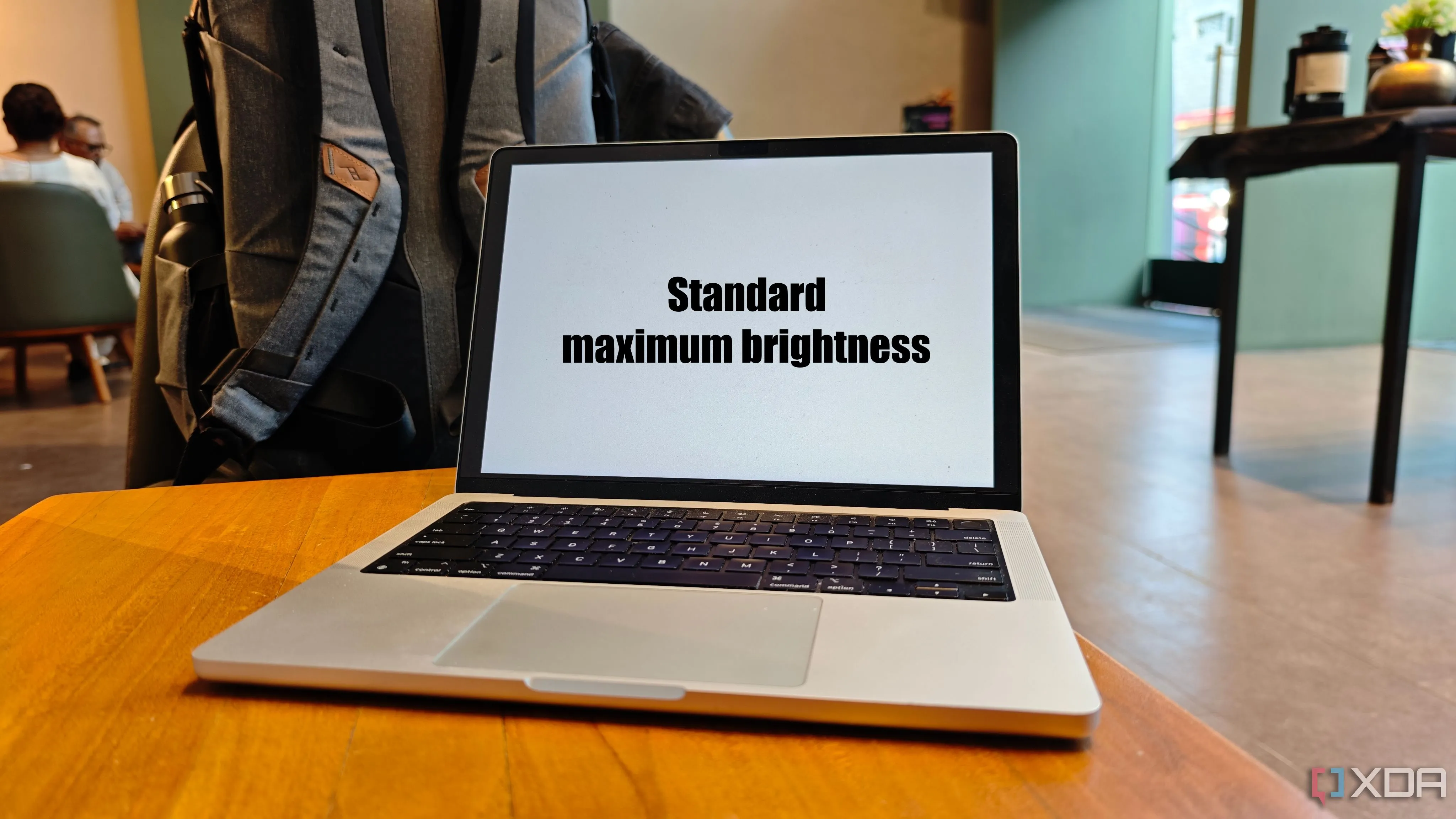 Màn hình MacBook Pro ở độ sáng tối đa thông thường, không bật Brightintosh