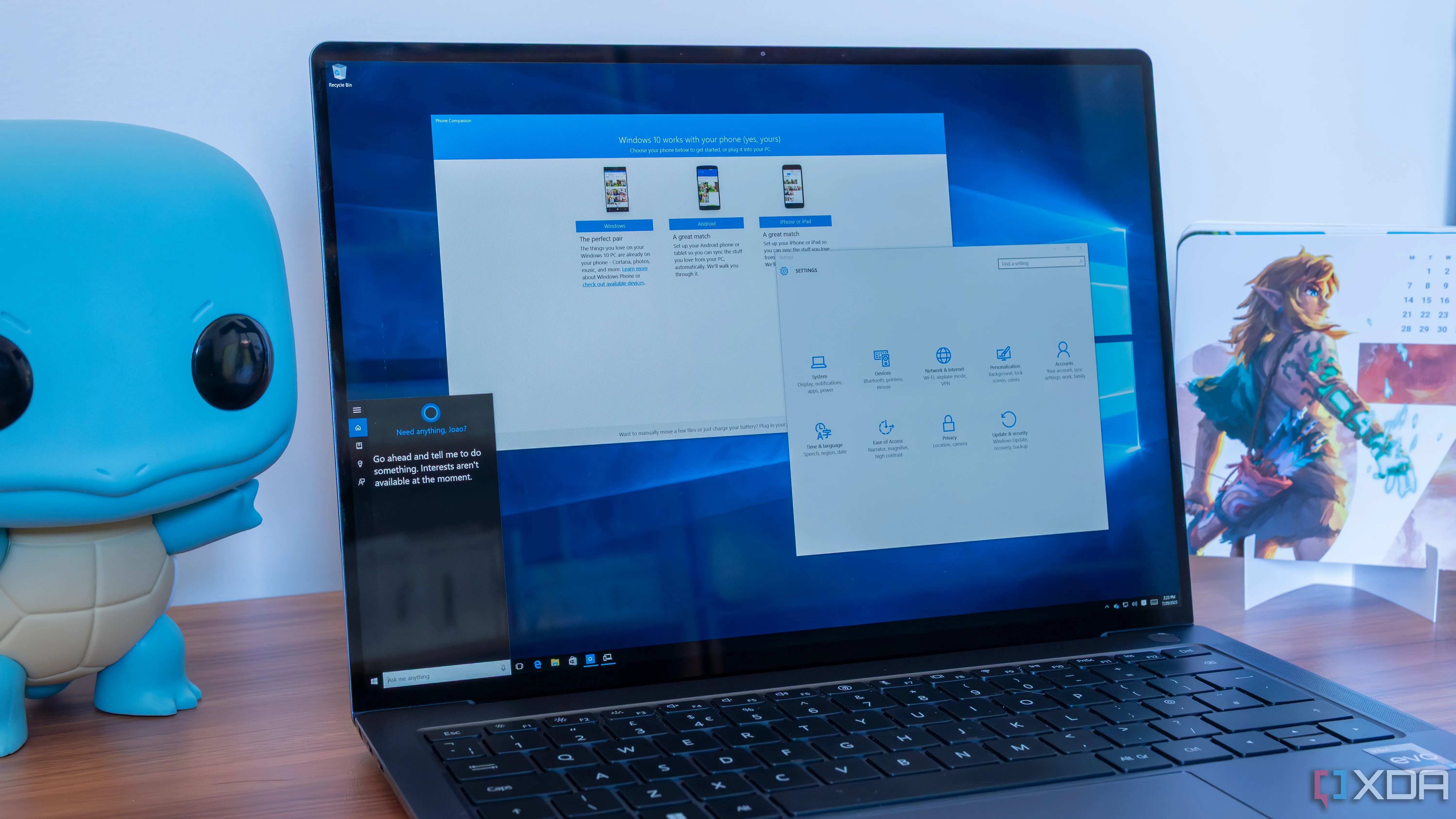 Màn hình máy tính xách tay hiển thị giao diện Windows 10 ban đầu