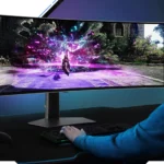 Màn hình Samsung Odyssey QD-OLED 49 inch siêu rộng đang được trải nghiệm bởi người dùng