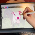 Màn hình ứng dụng Kreska trên iPad với hình minh họa chú chó màu hồng được vẽ bằng Apple Pencil, cho thấy khả năng vẽ trên Kreska
