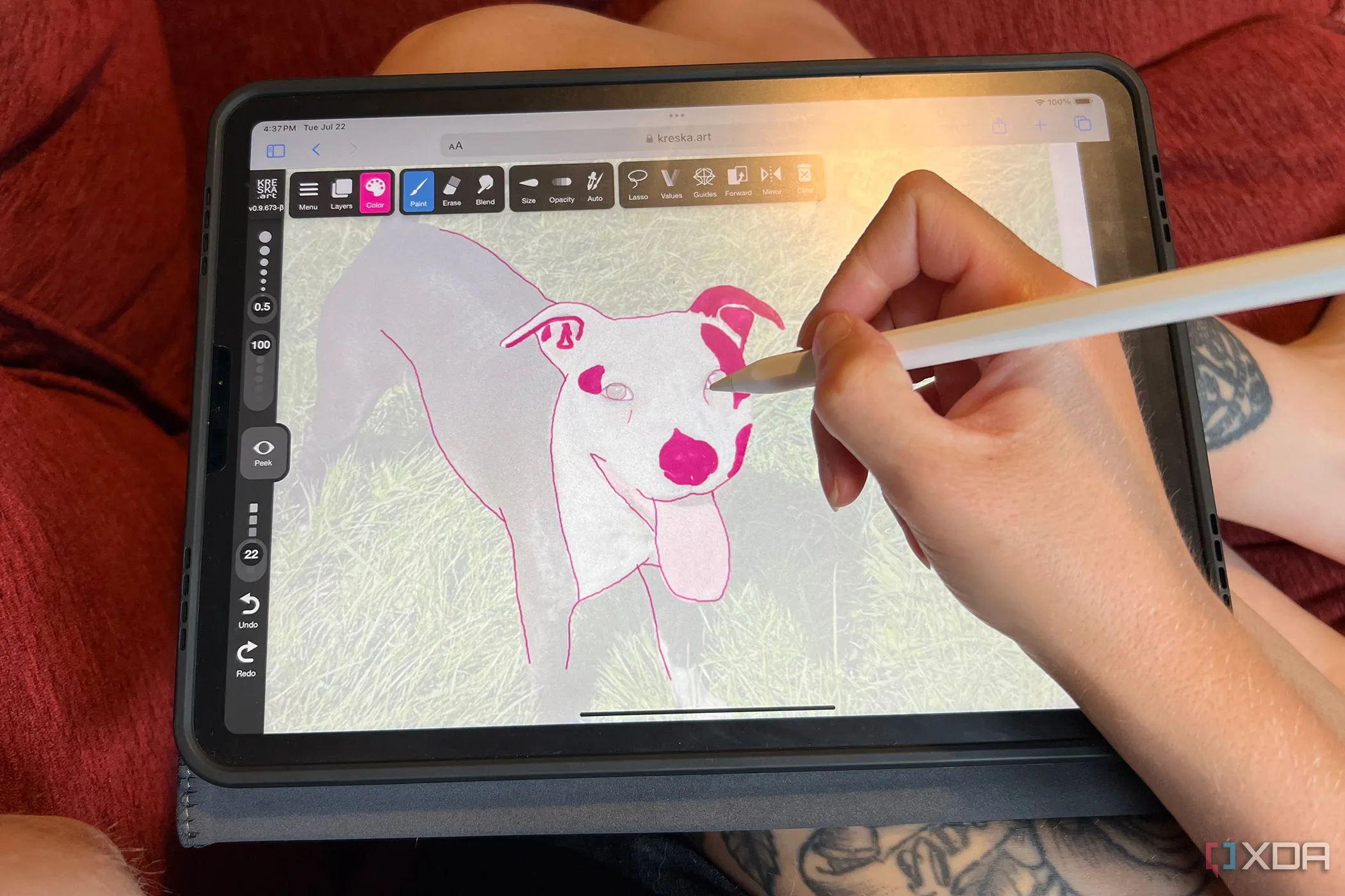 Màn hình ứng dụng Kreska trên iPad với hình minh họa chú chó màu hồng được vẽ bằng Apple Pencil, cho thấy khả năng vẽ trên Kreska