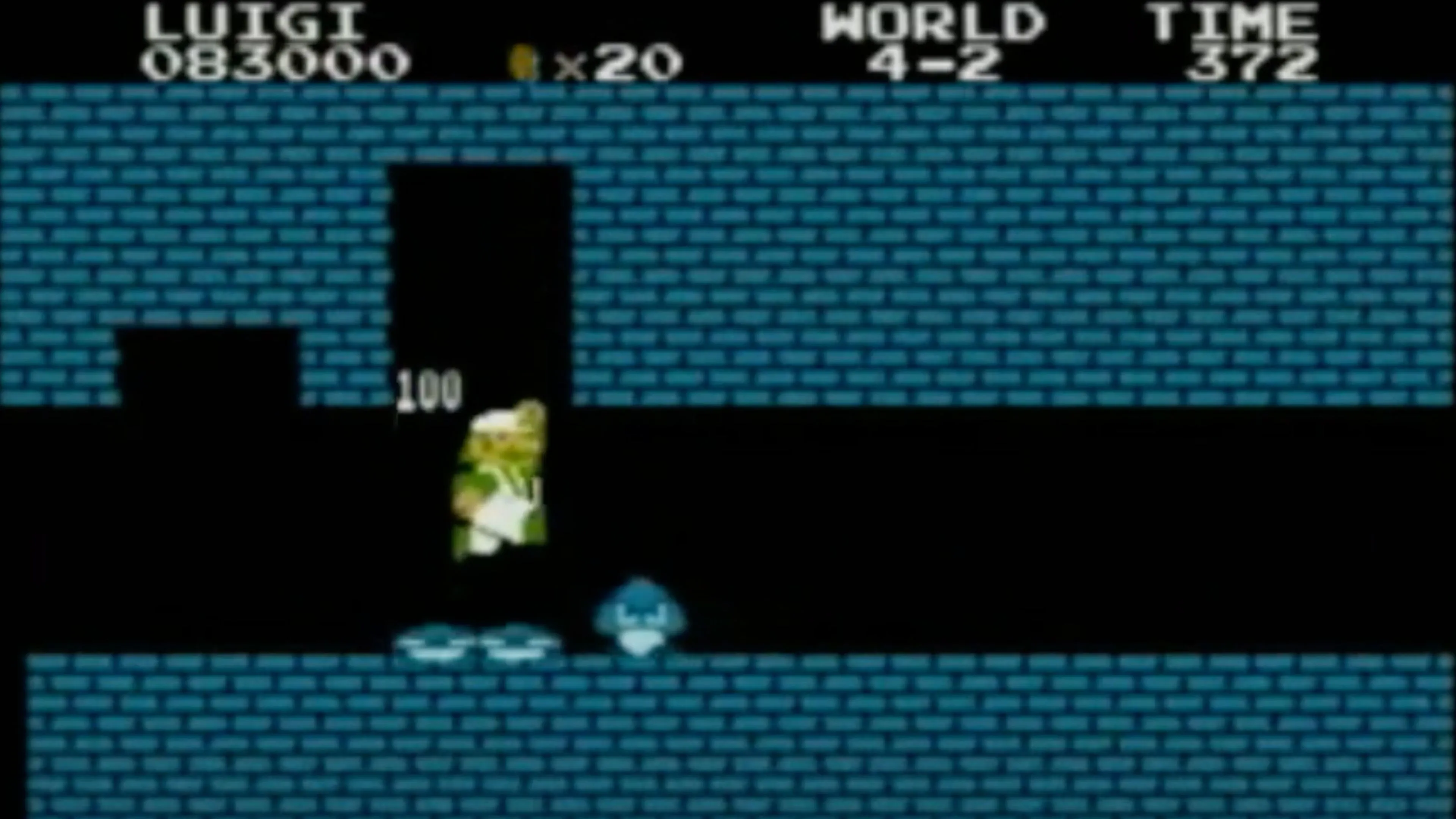 Mario đang bơi trong một màn chơi dưới nước của Super Mario Bros., tránh kẻ thù Blooper.