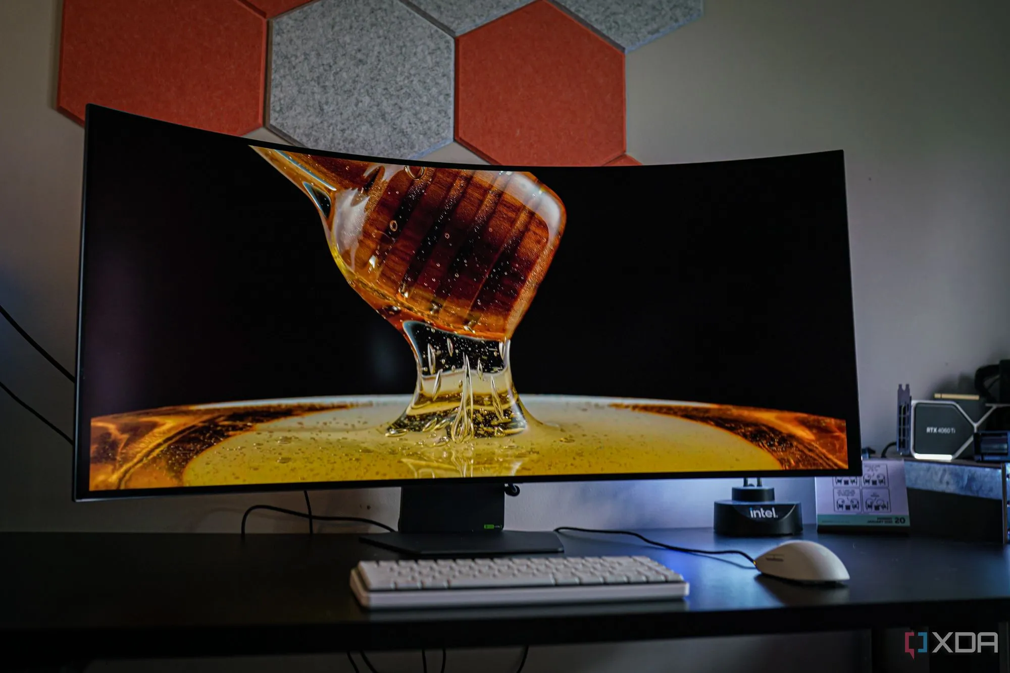 Mặt sau của màn hình LG UltraGear 5K2K OLED với các cổng kết nối và logo UltraGear