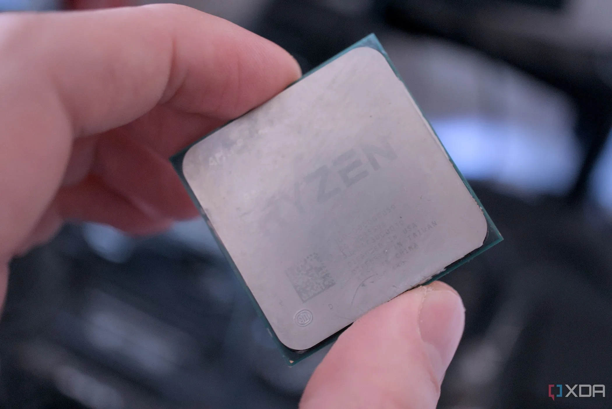 Mặt trên (IHS) của CPU AMD Ryzen 9 5950X