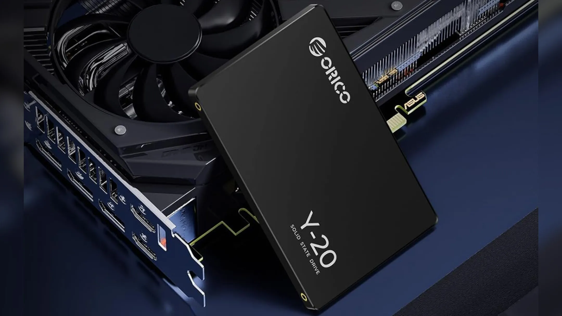 Mặt trước của ổ cứng SSD ORICO 2TB chuẩn 2.5 inch, hiển thị các cổng kết nối