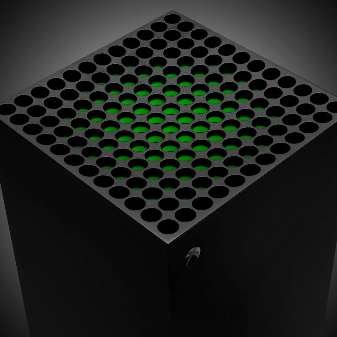 Máy chơi game Microsoft Xbox Series X màu đen với thiết kế dạng tháp, tượng trưng cho một console mạnh mẽ nhưng thiếu game đột phá
