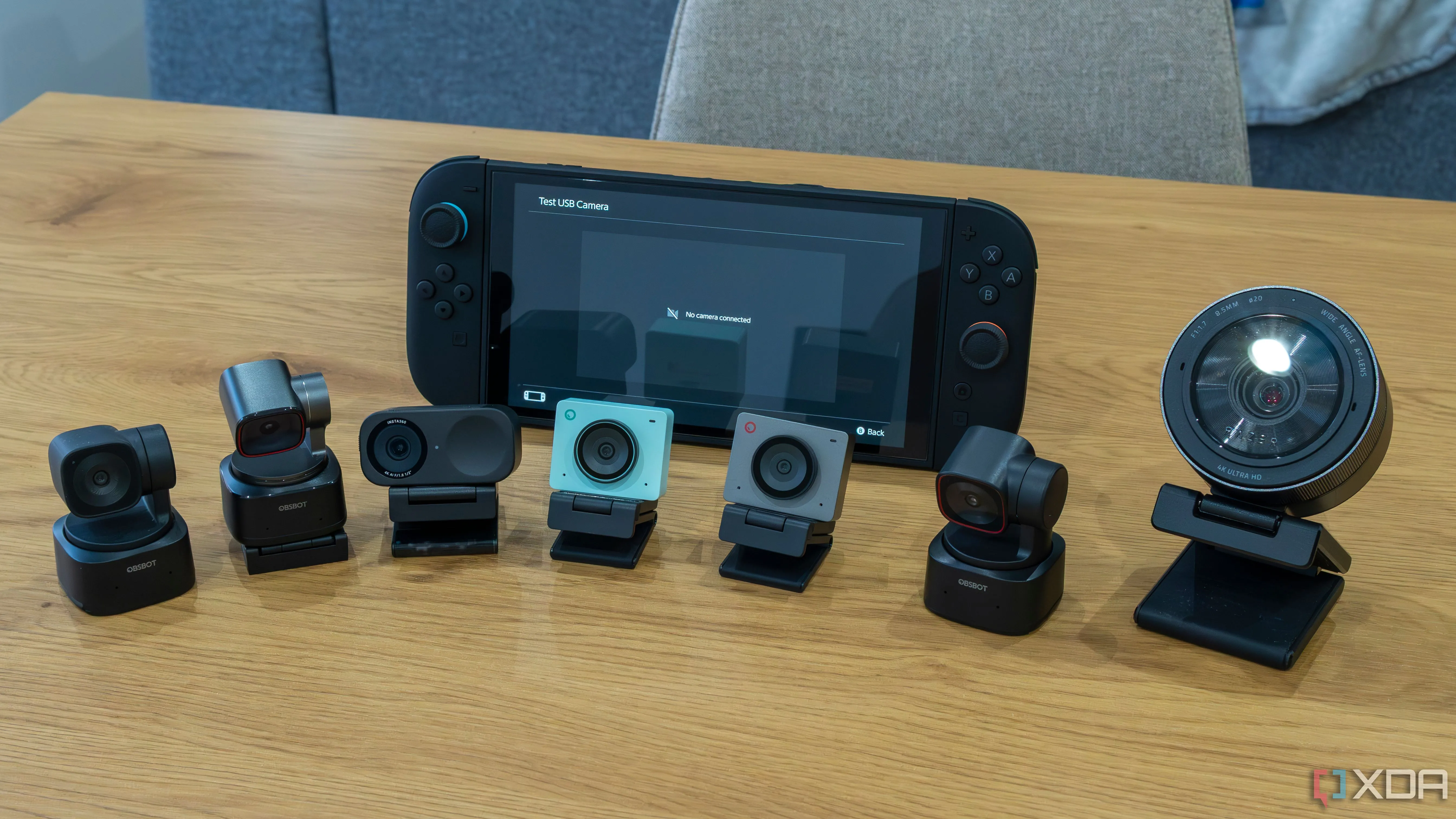 Máy chơi game Nintendo Switch 2 với nhiều mẫu webcam không tương thích đặt phía trước
