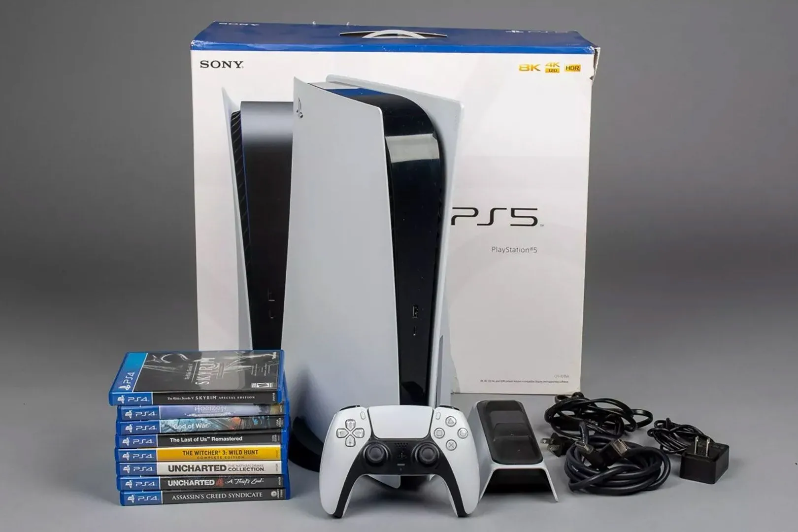 Máy chơi game PlayStation 5 và các đĩa game, thể hiện dịch vụ cho thuê console phổ biến tại Nhật Bản