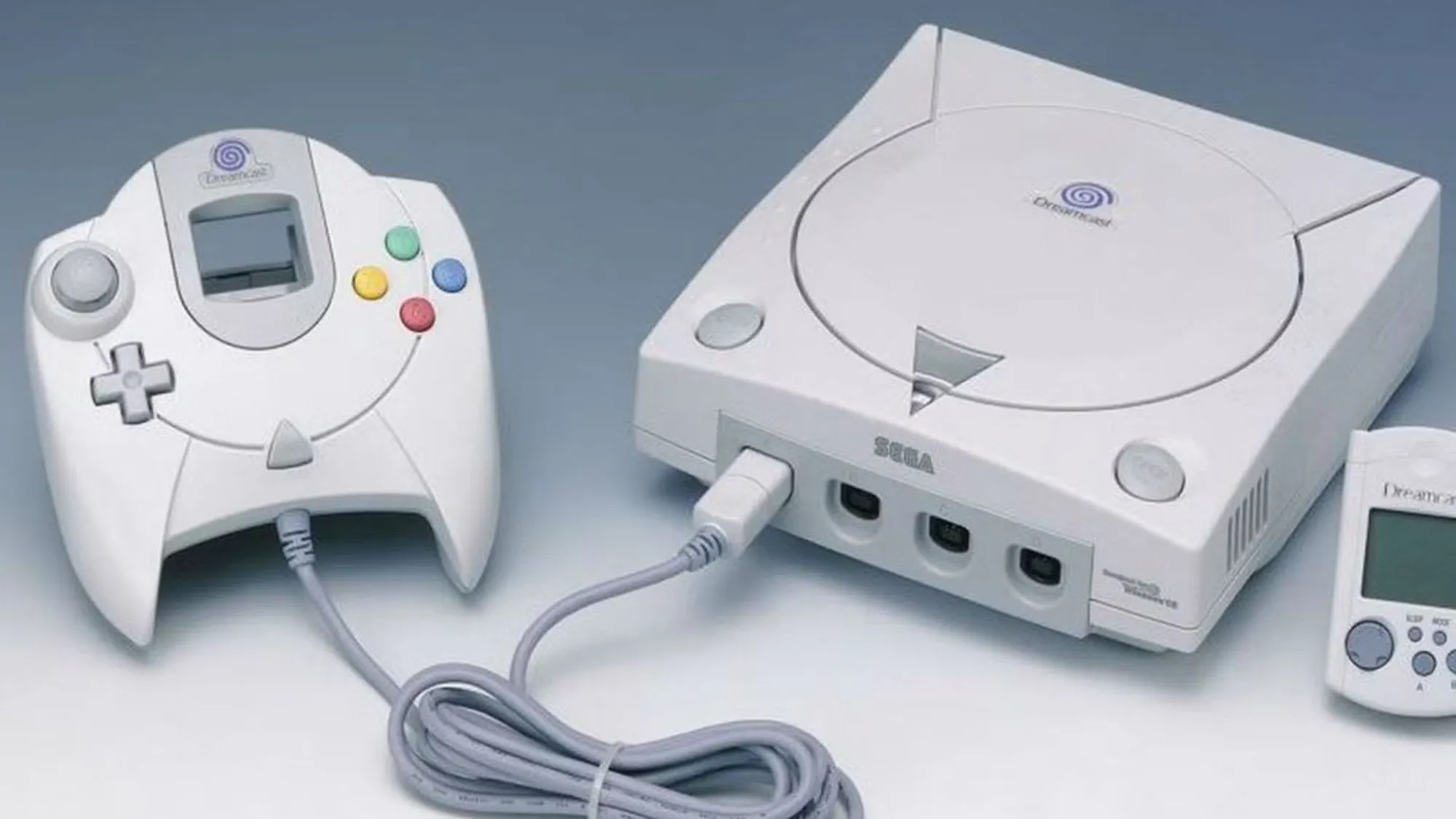 Máy chơi game Sega Dreamcast màu trắng đặt trên bề mặt phẳng, biểu tượng cho kỷ nguyên console của Sega
