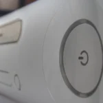Máy chơi game Xbox 360 đời đầu màu trắng với bộ điều khiển và logo xanh lá nổi bật