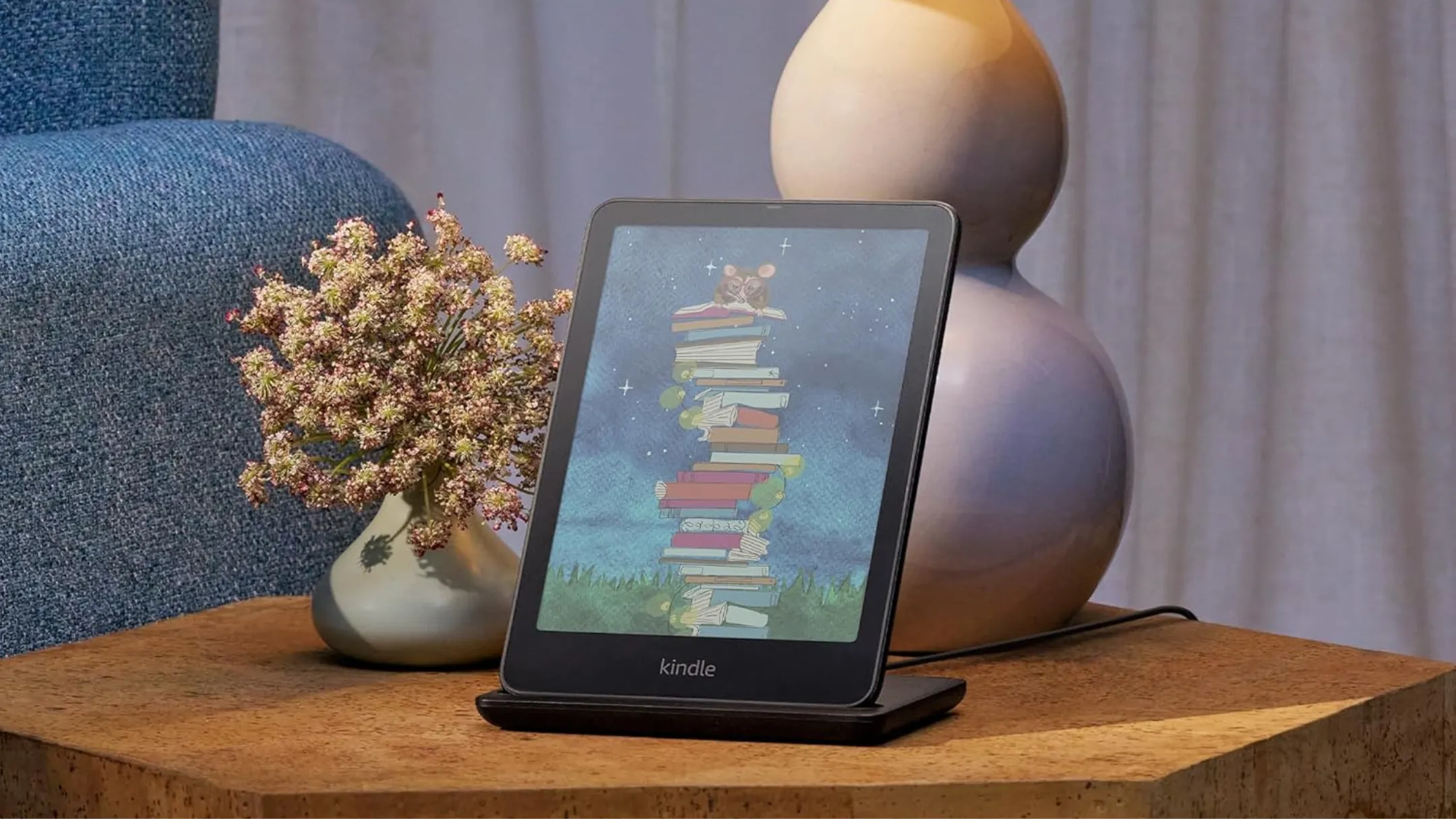 Máy đọc sách Amazon Kindle Colorsoft Signature Edition với màn hình màu hiển thị sách trên bàn gỗ.