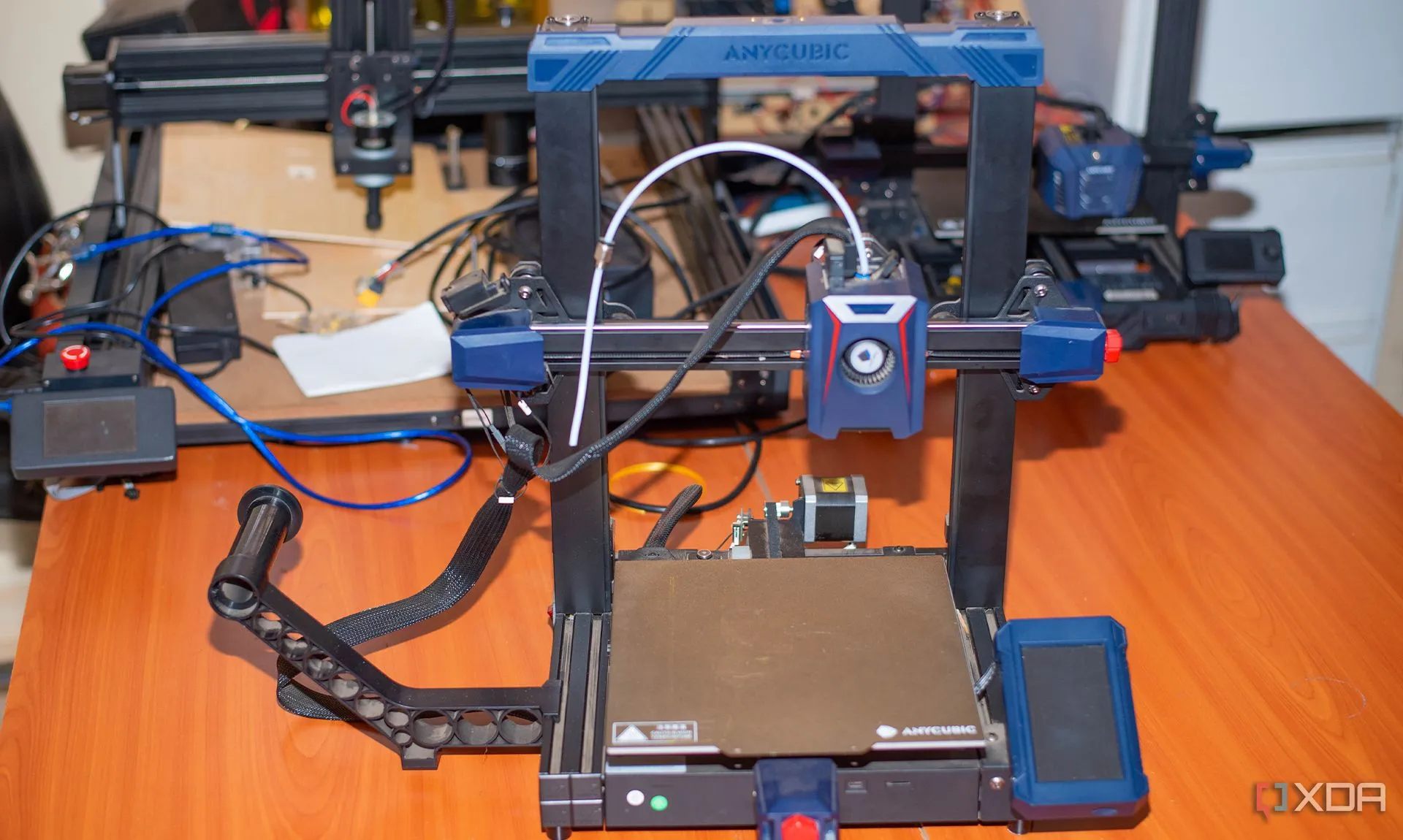 Máy in 3D Anycubic trên bàn làm việc