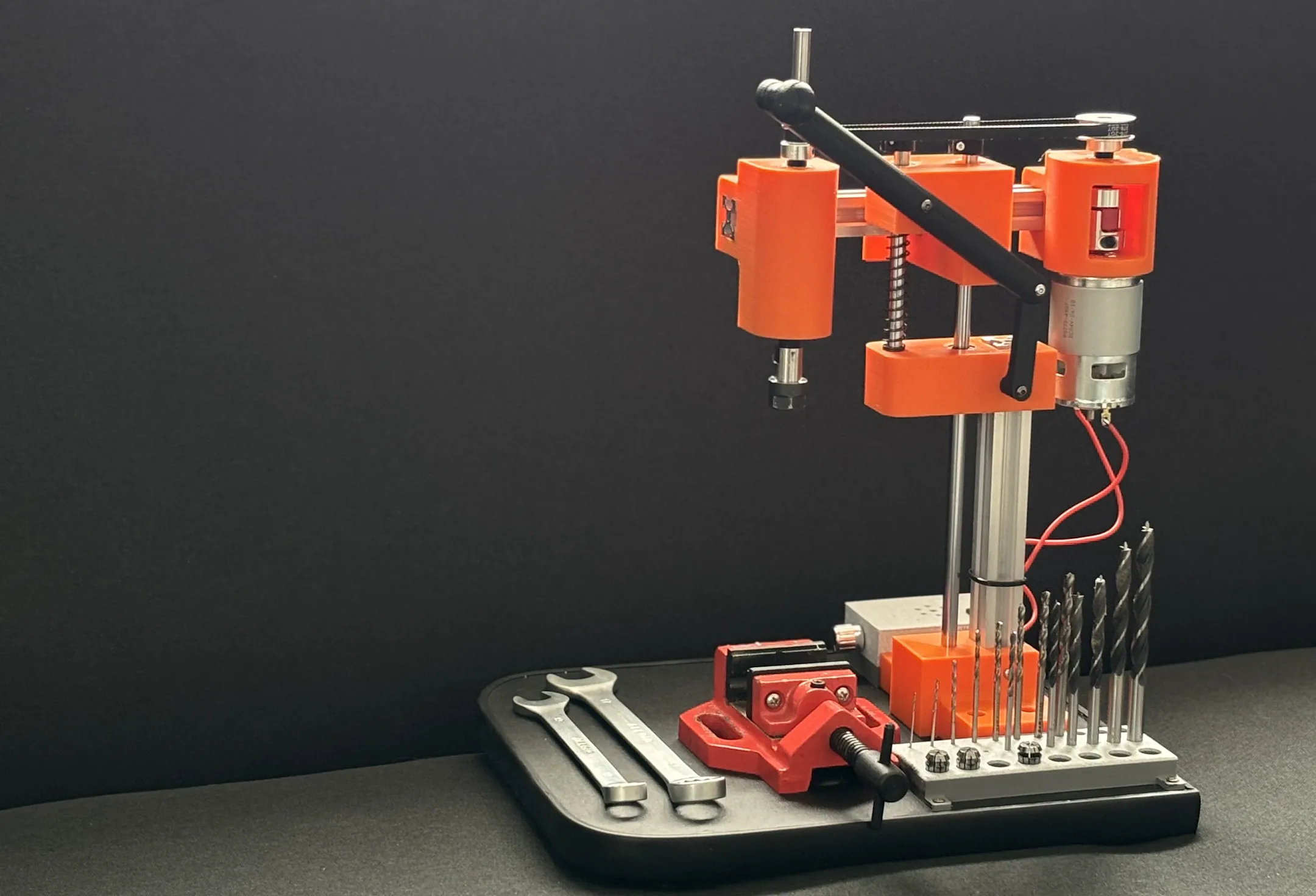 Máy khoan bàn tự chế được in 3D đang hoạt động thực tế