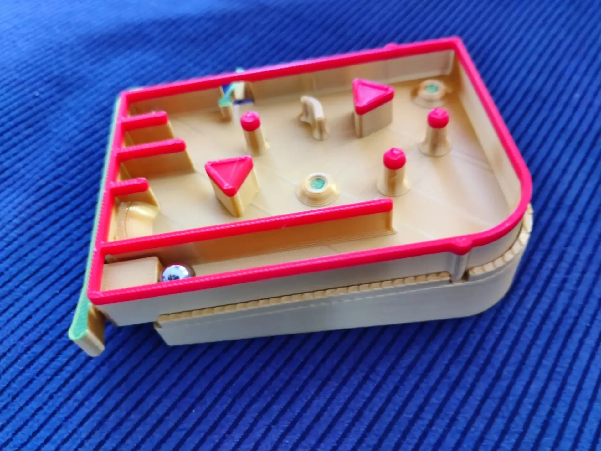 Máy pinball mini in 3D thiết kế nhỏ gọn cho không gian bàn làm việc