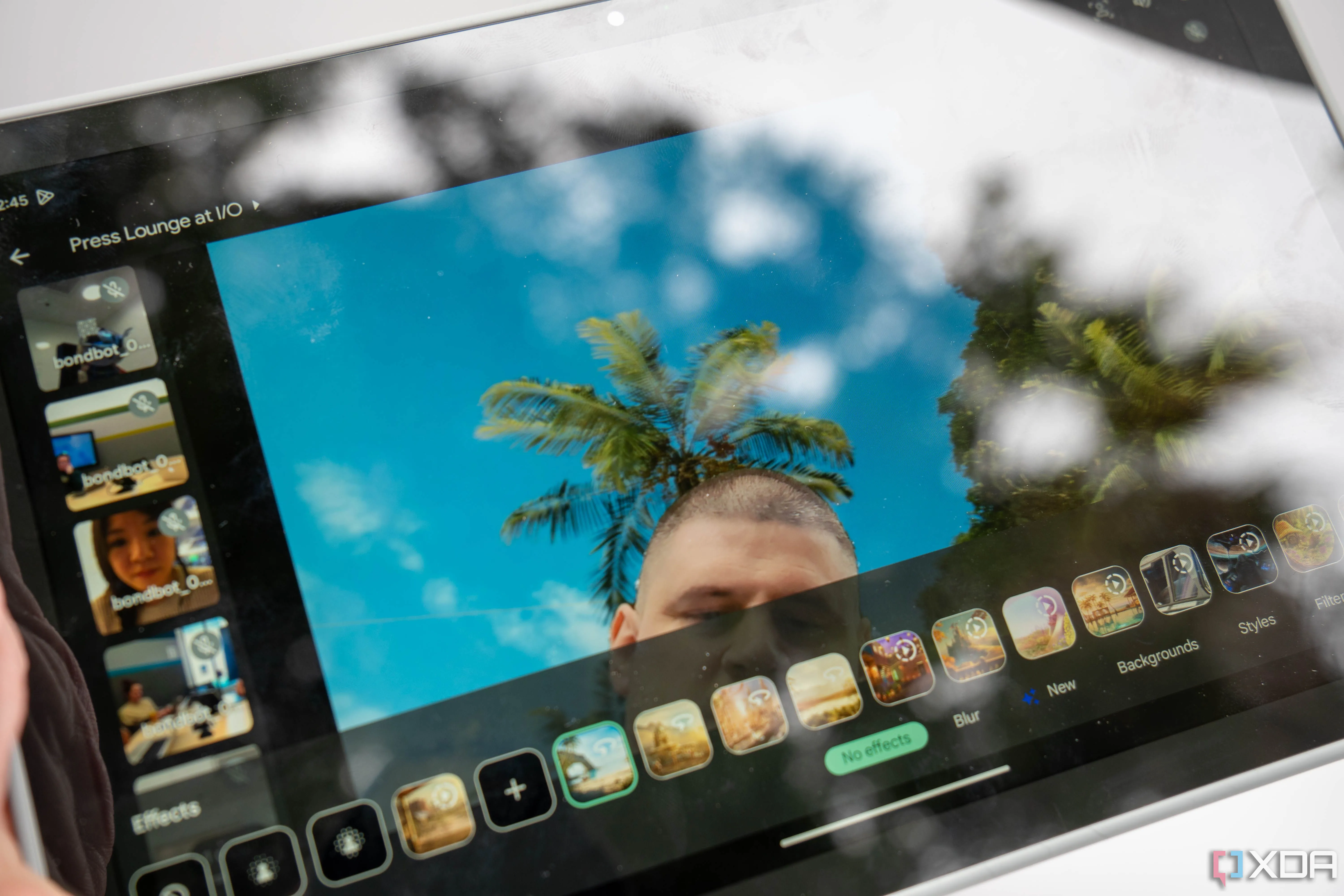 Máy tính bảng Google Pixel Tablet trên dock loa, hiển thị giao diện người dùng
