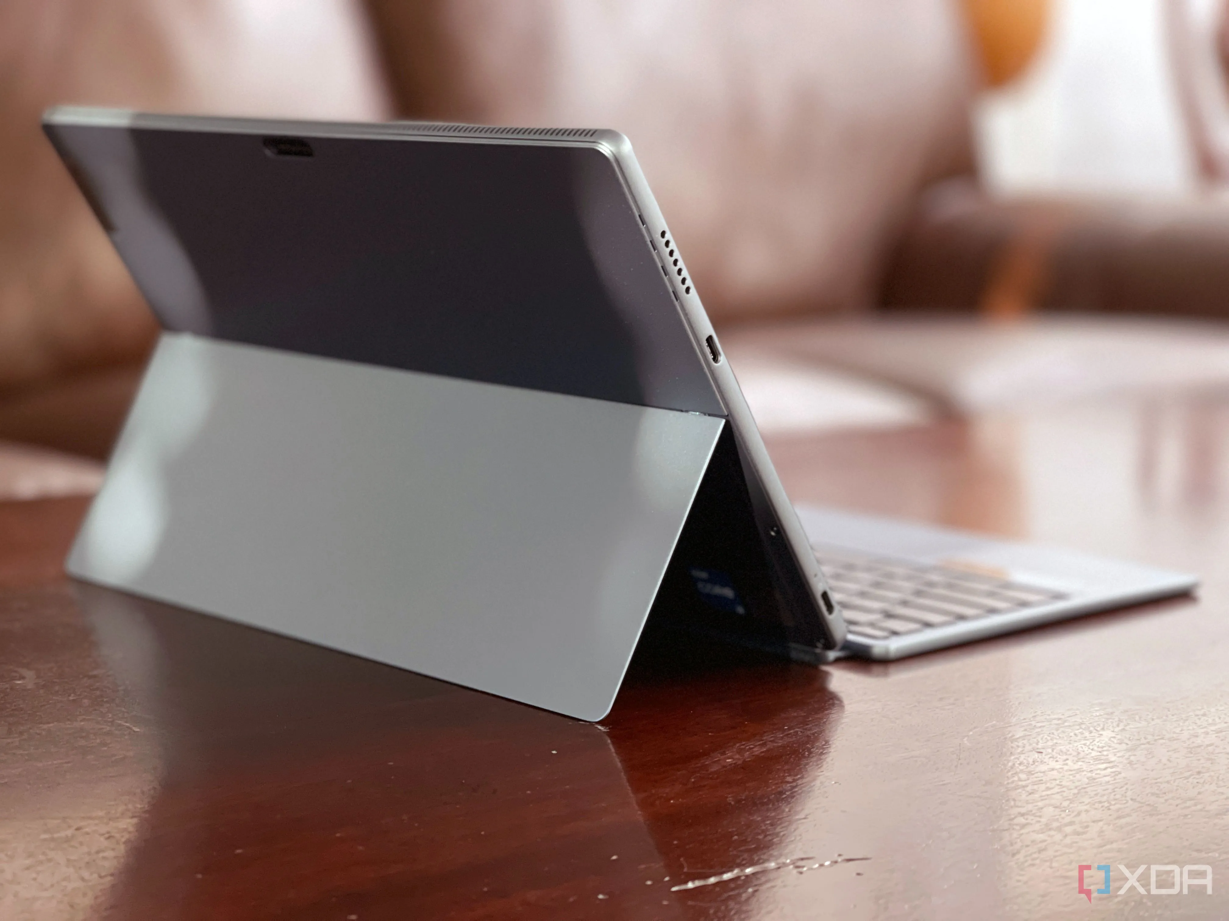 Máy tính bảng Lenovo IdeaPad Duet 5i với bàn phím có thể tháo rời, nhìn từ phía sau