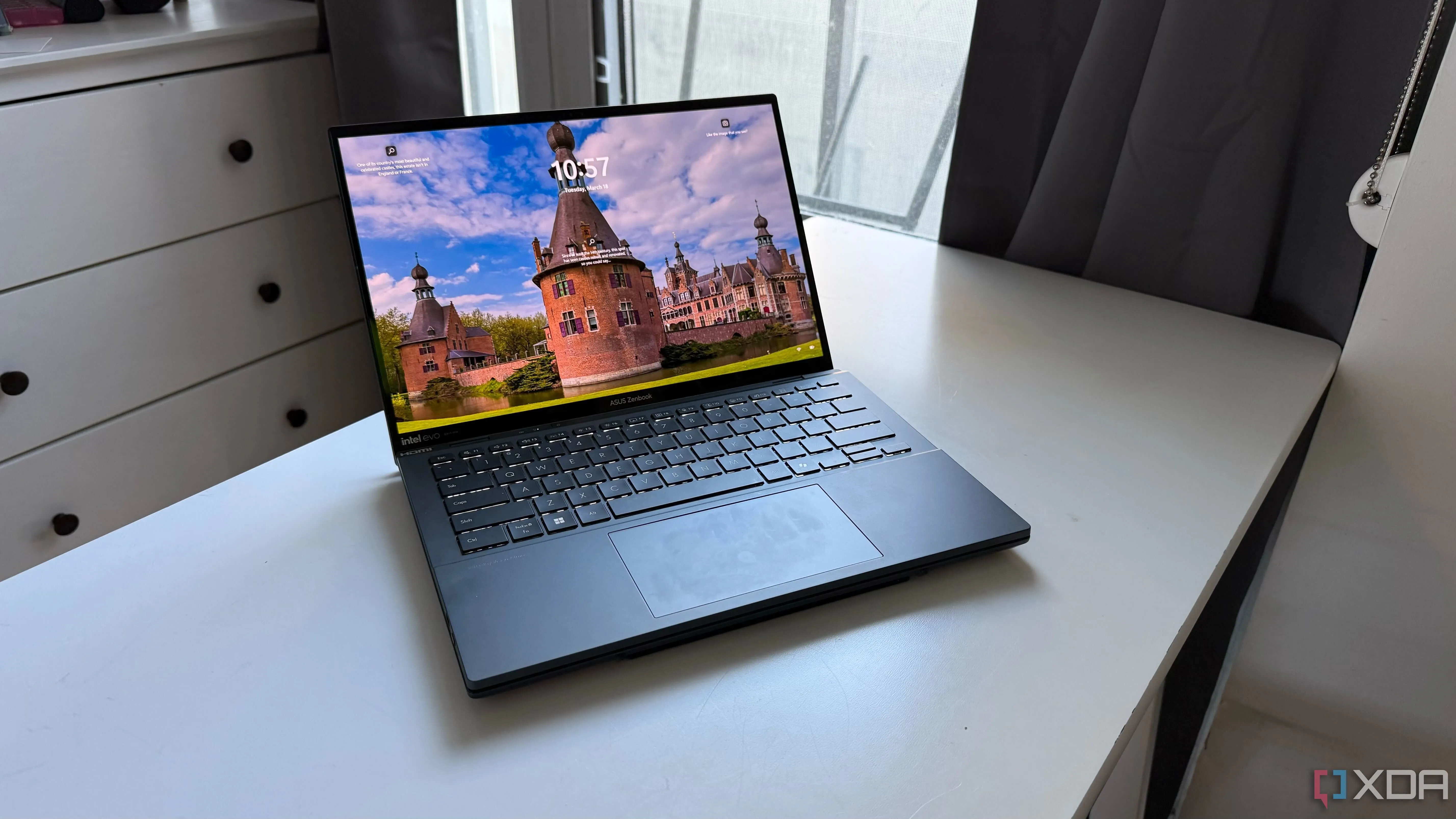 Máy tính xách tay ASUS Zenbook Duo thể hiện thiết kế màn hình kép, minh họa sự đa dạng mà kiến trúc CorePC có thể hỗ trợ.