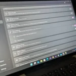 Máy tính xách tay chạy Windows 11 với giao diện người dùng hiện đại, minh họa quá trình di chuyển dữ liệu