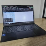 Máy tính xách tay hiển thị giao diện Excel với công cụ phân tích nhanh và gợi ý từ Copilot