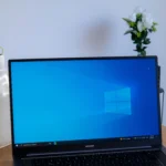Máy tính xách tay hiển thị giao diện Windows 10, sắp kết thúc hỗ trợ từ Microsoft.
