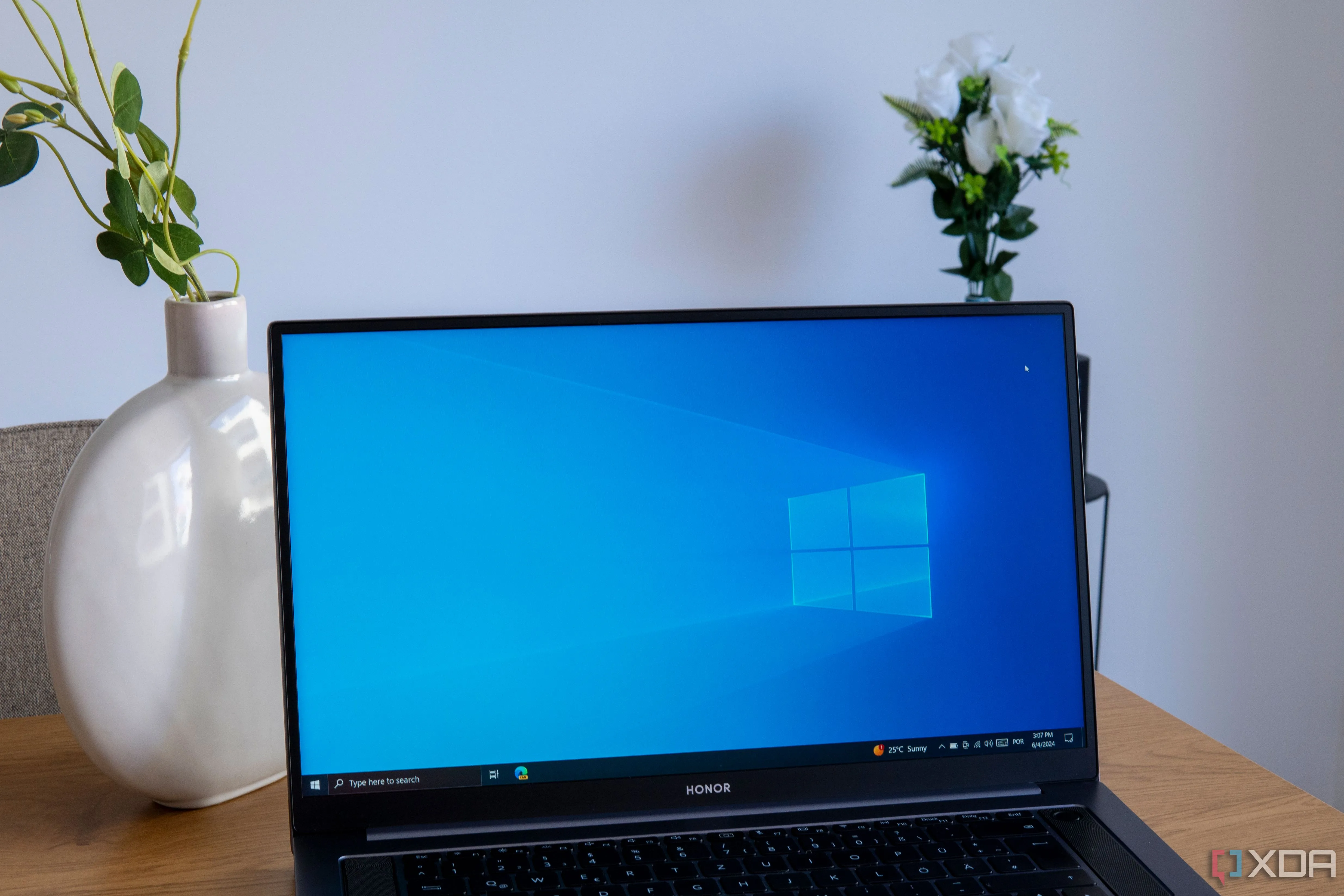 Máy tính xách tay hiển thị giao diện Windows 10, sắp kết thúc hỗ trợ từ Microsoft.