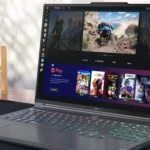 Máy tính xách tay Lenovo Legion Slim 7i hiển thị ứng dụng Xbox Game Pass, minh họa khả năng chơi game Doom: The Dark Ages qua Game Pass trên PC