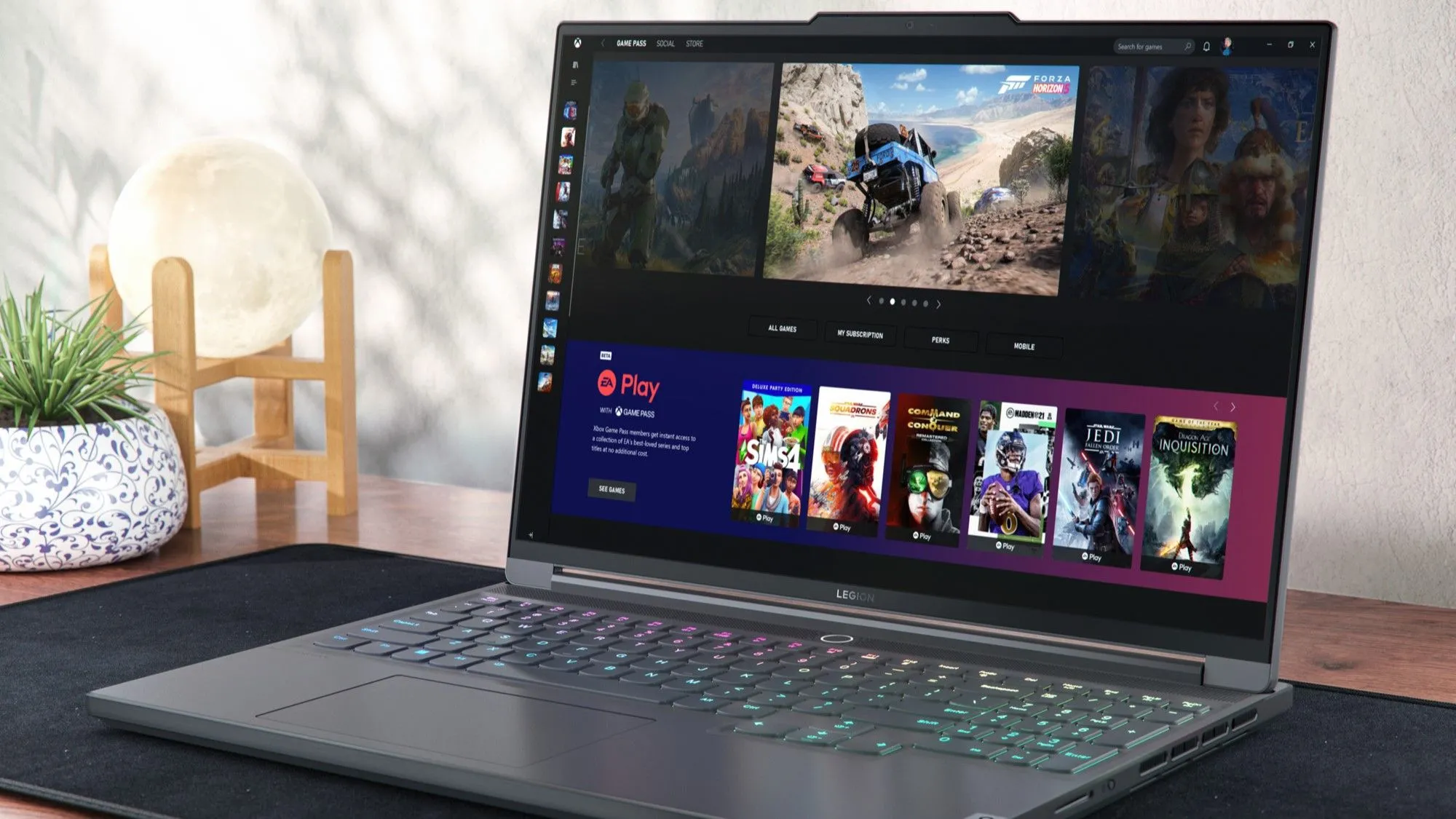 Máy tính xách tay Lenovo Legion Slim 7i hiển thị ứng dụng Xbox Game Pass, minh họa khả năng chơi game Doom: The Dark Ages qua Game Pass trên PC