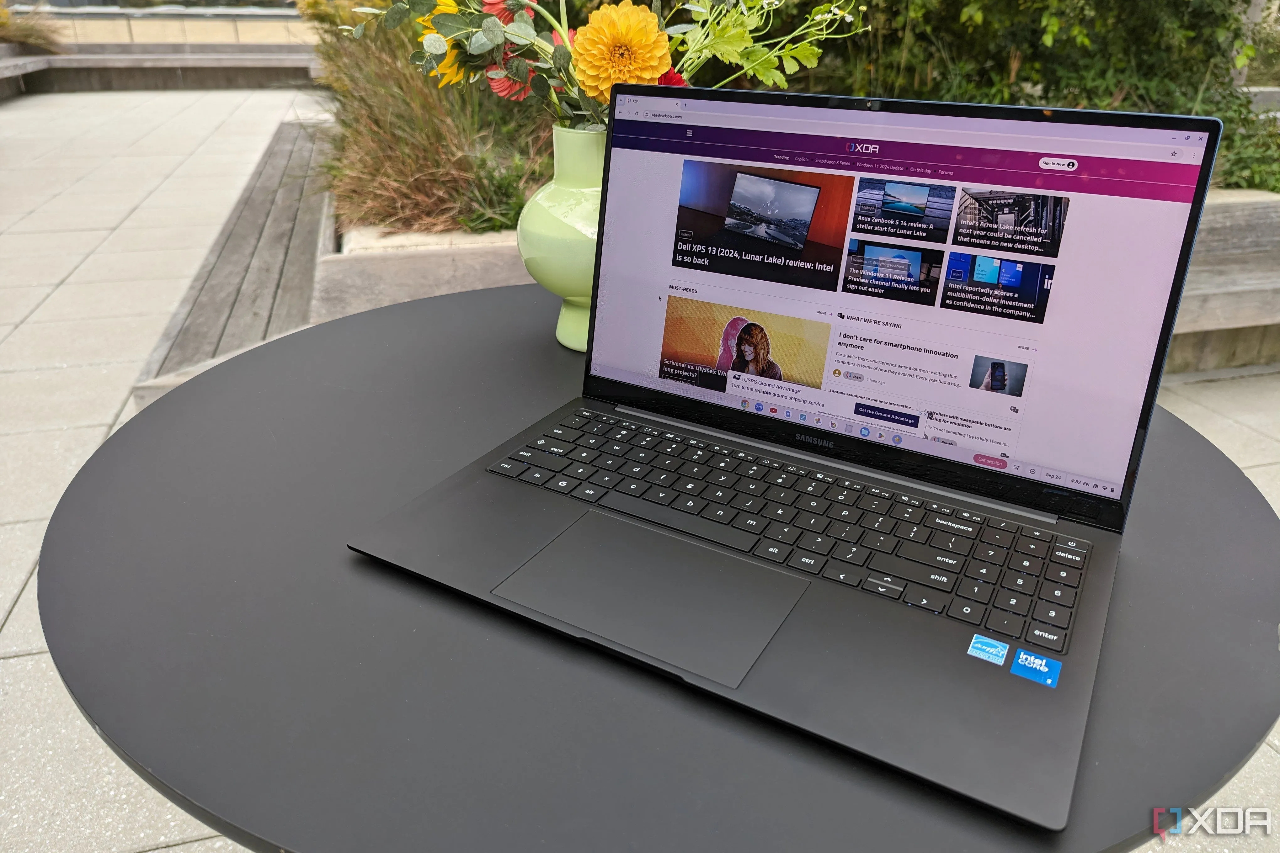 Máy tính xách tay Samsung Galaxy Chromebook hiển thị trang web, tượng trưng cho việc bảo vệ dữ liệu và quyền riêng tư trực tuyến
