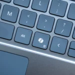Microsoft Surface Laptop 13.8 inch hiển thị giao diện Windows trên nền chip Snapdragon X Elite