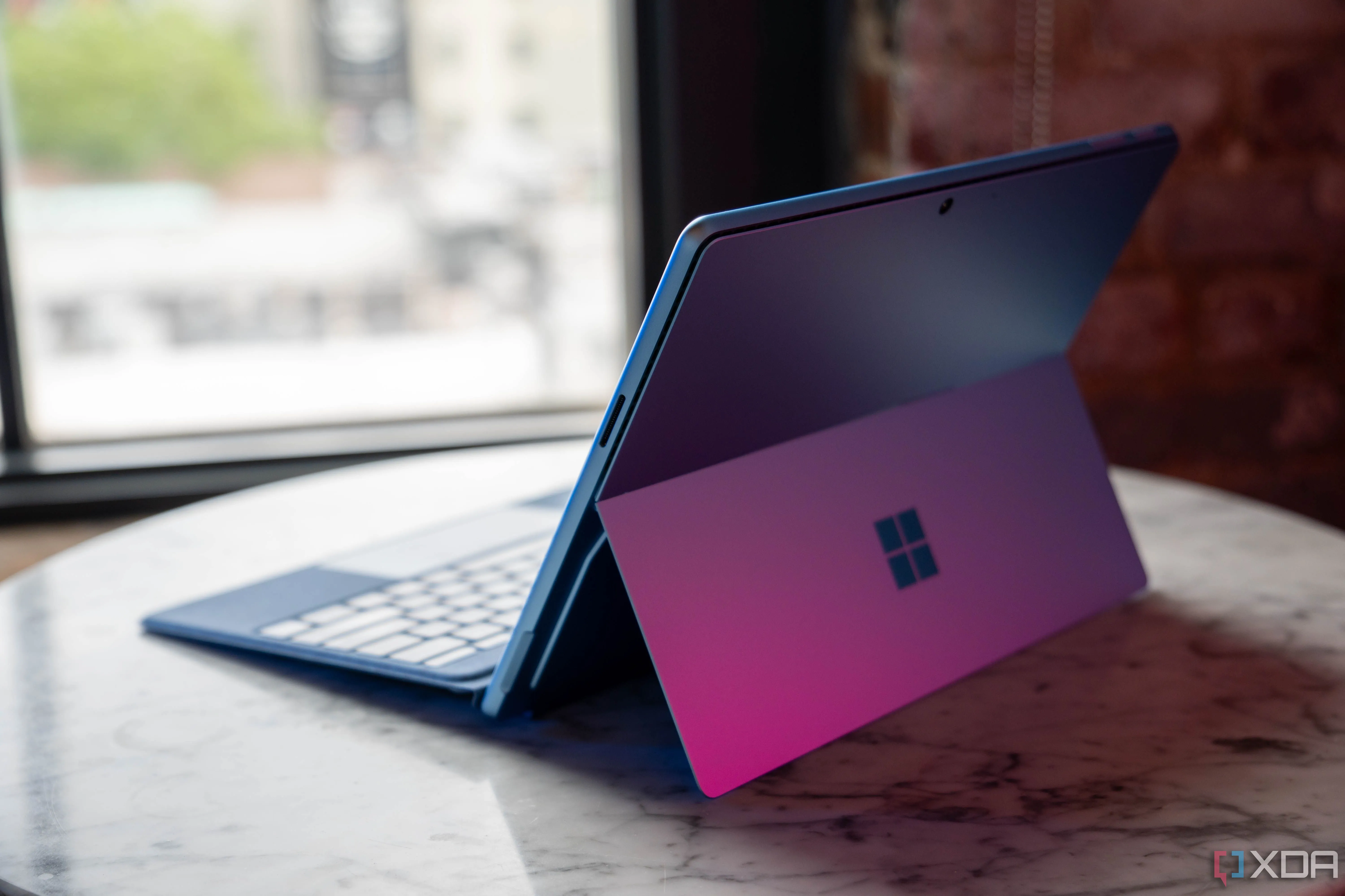 Microsoft Surface Pro 11 đang hoạt động, thể hiện màn hình và giao diện người dùng